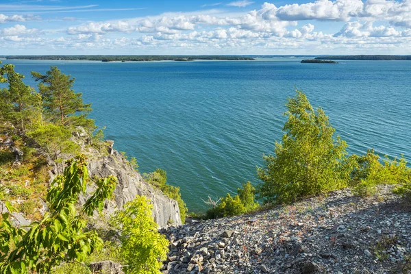 白い雲と青い空にバルト海の素晴らしい美しさ 美しい夏の自然背景 スウェーデン — ストック写真