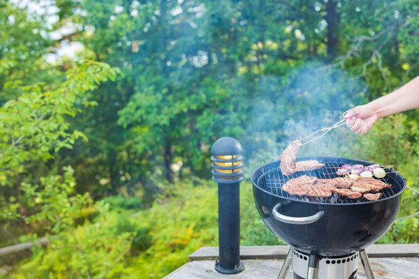 Vista Cerca Las Manos Del Hombre Asando Comida Parrilla Carbón — Foto de Stock