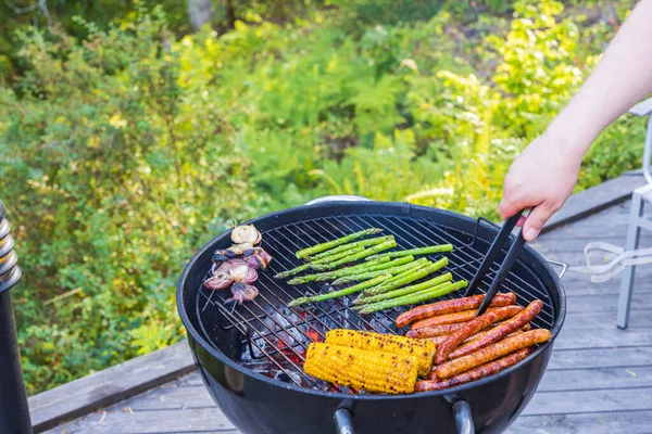 Vista Cerca Las Manos Del Hombre Asando Comida Parrilla Carbón — Foto de Stock