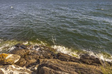 Baltık Denizi 'nin güzel kıyı şeridi manzarası. Muhteşem doğa manzarası arka planları. İsveç.