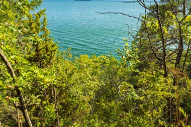 Beyaz bulutlu mavi gökyüzünde Baltık Denizi 'nde inanılmaz bir güzellik. Güzel yaz doğası geçmişi. İsveç.