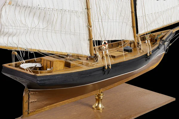 手作りモデルセーリング船 美しい手作りモデルアメリカの帆船ニューヨーク1851年黒の背景に隔離 — ストック写真