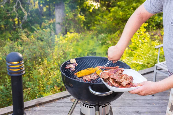 Vista Cerca Las Manos Del Hombre Asando Comida Parrilla Carbón — Foto de Stock