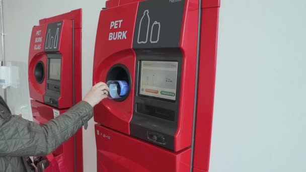 Vista Cerca Hembra Poniendo Botella Plástico Máquina Automática Reciclaje Europa — Vídeos de Stock