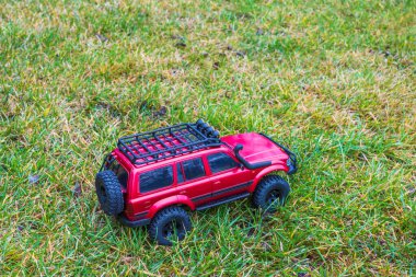 Off-road arka planında uzaktan kumandalı yarış arabası görüntüsü. Uzaktan kumandalı oyuncaklar. Boş zaman. Çocuklar ve yetişkinler konsepti. 