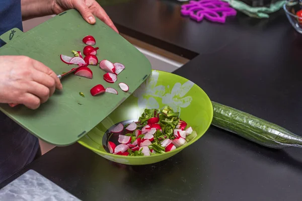 Close View Female Cutting Redish Green Salad Концепция Здорового Питания — стоковое фото
