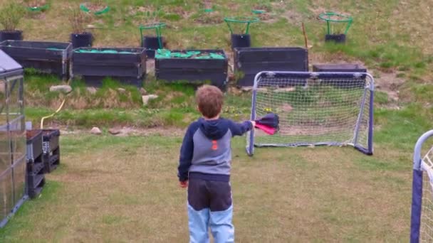 Arka Bahçeye Paraşütle Oyuncak Kusan Bir Çocuk Sveç — Stok video