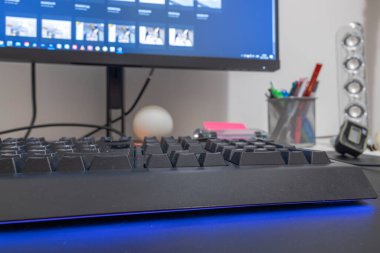 Masadaki klavyeyi ve ekranı kapat. İsveç.