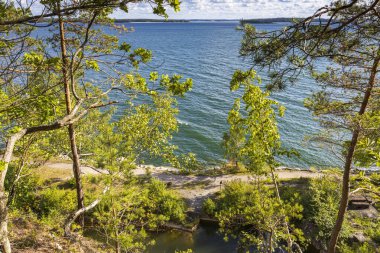 Beyaz bulutlu mavi gökyüzünde Baltık Denizi 'nde inanılmaz bir güzellik. Güzel yaz doğası geçmişi. İsveç.