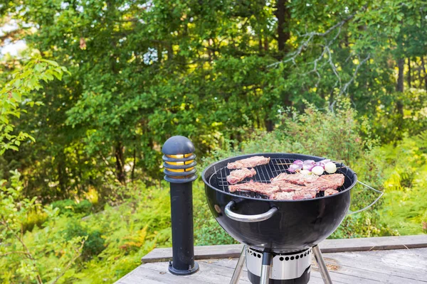 Vista Filete Carne Cebolla Roja Aire Libre Parrilla Carbón Concepto — Foto de Stock