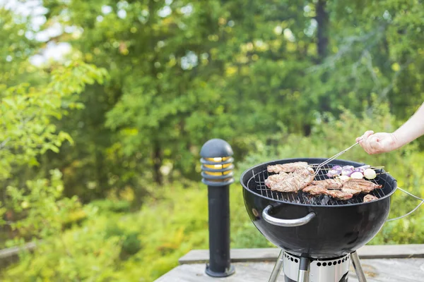 Vista Cerca Las Manos Del Hombre Asando Comida Parrilla Carbón — Foto de Stock