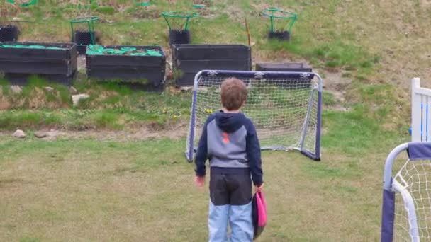 Kleiner Junge Wirft Fallschirmspielzeug Auf Hinterhof Schweden — Stockvideo