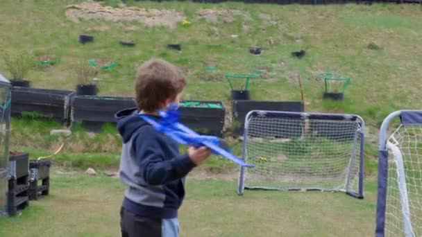 Belle Vue Enfant Jouant Avec Des Avions Jouets Sur Cour — Video