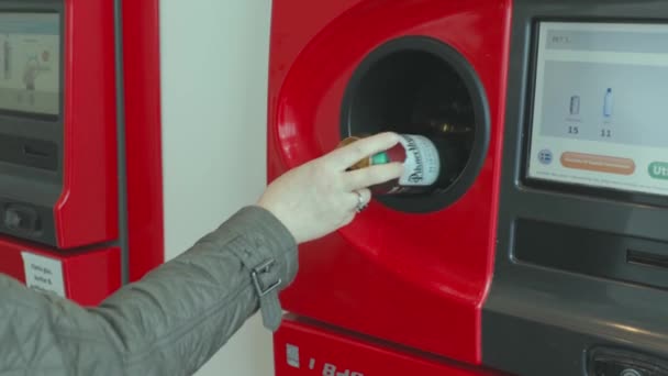 Kadının Otomatik Geri Dönüşüm Makinesine Plastik Şişe Koyuşunu Yakından Izle — Stok video