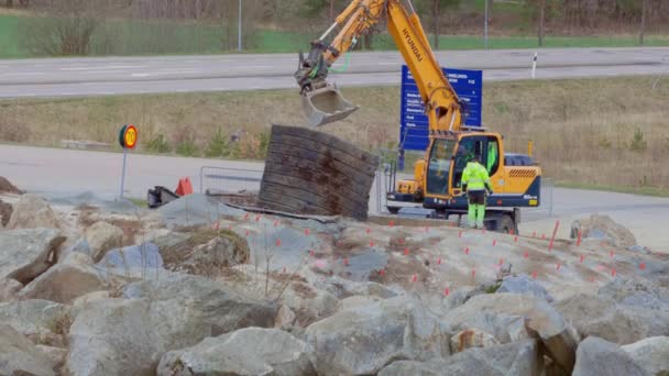 Nahaufnahme Von Implodierenden Bauarbeiten Felsigem Gelände Enkoping Schweden 2021 — Stockvideo