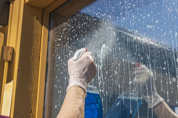 Nahaufnahme Der Frau Die Fenster Haus Putzt Schweden — Stockfoto