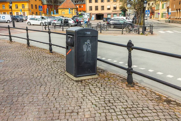 Krásný Výhled Kovový Kontejner Dlážděné Dlažbě Evropského Města Švédsko Uppsala — Stock fotografie