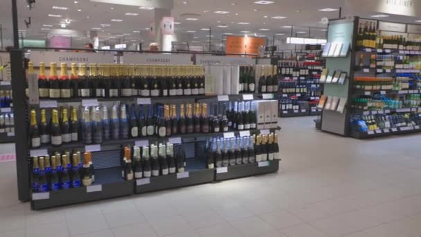 Vista Del Interior Tienda Sueca Especializada Venta Bebidas Alcohólicas Uppsala — Vídeos de Stock