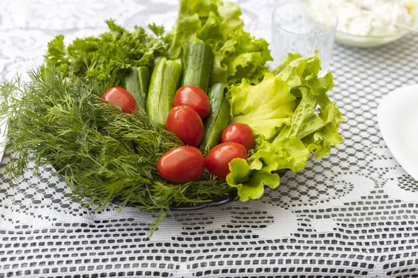 Zamknij Widok Płyty Zieloną Sałatą Warzywami Białym Tle Tkaniny Stołowej — Zdjęcie stockowe