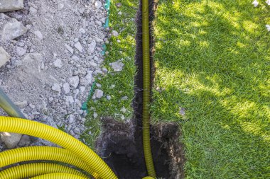 Kurulum ya da elektrik yükleme kutusu için hazırlanmış güzel bir kanal manzarası. İsveç. 