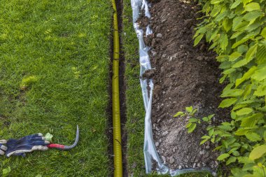 Kurulum ya da elektrik yükleme kutusu için hazırlanmış güzel bir kanal manzarası. İsveç. 