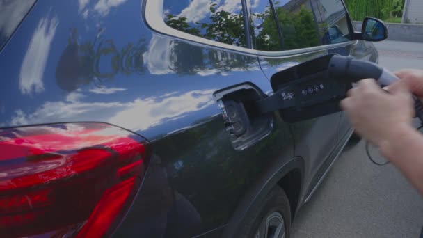 Vista Perto Homem Que Conecta Cabo Carregamento Estação Carregamento Carro — Vídeo de Stock