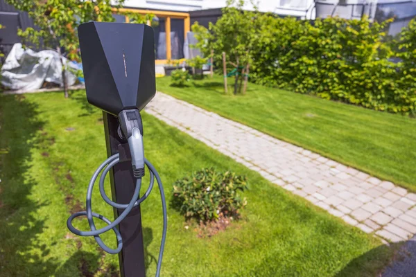 Şehrin ön bahçesindeki elektrikli araba şarj istasyonunu kapatın. İsveç. 