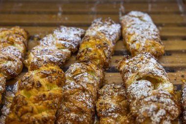 Raftaki fırın ürünlerinin görüntüsü izole edilmiş. Gıda ve sağlık konsepti.