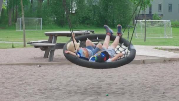 Schattig Uitzicht Van Twee Jongens Swingen Swing Speeltuin Zomerdag — Stockvideo