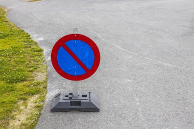 Asfalt yolundaki geçici trafik işaretini kapat. İsveç. 