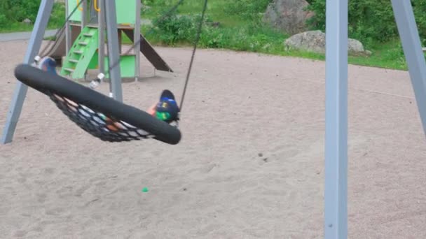 Roztomilý Pohled Chlapce Houpající Houpačce Hřišti Letní Den Švédsko — Stock video