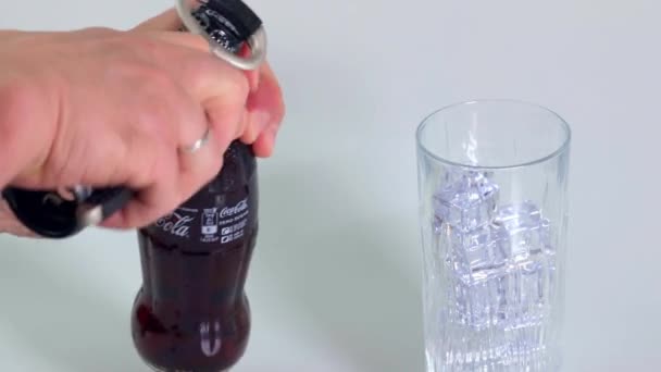 Vista Cerca Cola Coca Vertiendo Vidrio Suecia Uppsala 2021 — Vídeo de stock