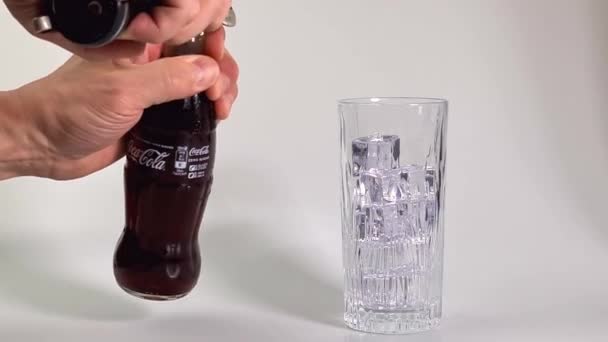 Langzame Beweging Close Zicht Coca Cola Gieten Glas Zweden Uppsala — Stockvideo