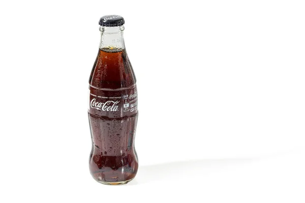 近景可口可乐在玻璃瓶隔离的白色背景 乌普萨拉 2021 — 图库照片
