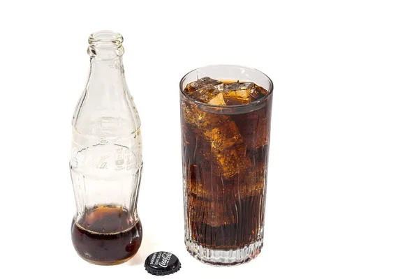 Vista Cerca Coca Cola Vertida Vaso Con Cubitos Hielo Suecia — Foto de Stock