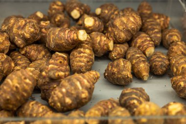 Kudüs enginarının yakın görüntüsü ayrıca güneş kökü, güneş boğması, yabani ayçiçeği, topinambur veya toprak elması olarak da adlandırılan bir ayçiçeği türüdür. Sağlıklı gıda konsepti.