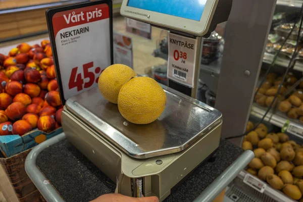 スーパーで体重計に黄色のメロンのビューを閉じます スウェーデンだ ウプサラ 2021 — ストック写真