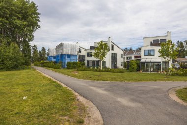 Beyaz, modern köy evinin güzel manzarası. İsveç. 