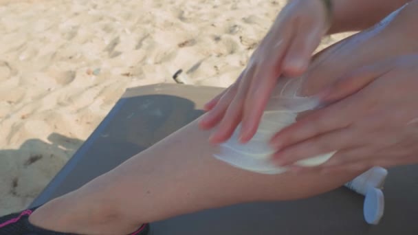 近距离观察女性使用防晒霜的情况 — 图库视频影像