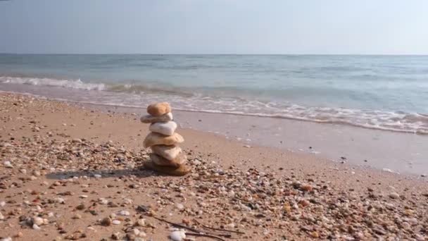 迎面而来的海浪映衬着美丽的海滨石景 — 图库视频影像