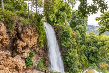 Ünlü Edessa şelalelerinin muhteşem manzarası. Güzel doğa geçmişi. Yunanistan. 