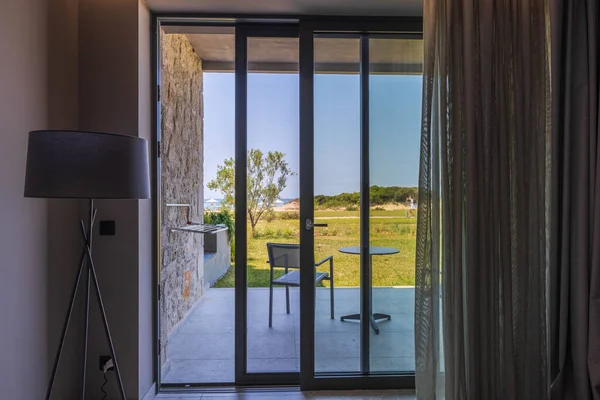 海側のホテルの部屋からの美しい景色は 蚊帳付きのフルサイズの窓を通っています ギリシャ — ストック写真