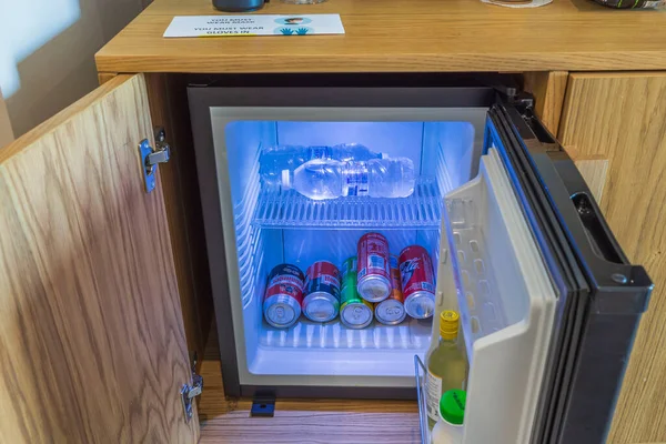 Vista Vicino Del Minibar Aperto Camera Albergo Grecia Nea Potidaea — Foto Stock