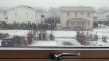 Pencere camında kar olan yağmur damlalarını kapat. Doğanın güzel sonbahar arkaplanları. İsveç.