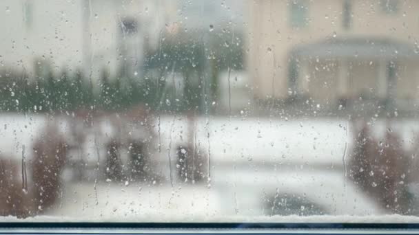 关上窗户窗玻璃上有雪的雨滴的宏观视图 — 图库视频影像