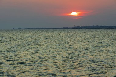 Gün batımında deniz yüzeyinin muhteşem manzarası. Yunanistan. 