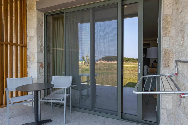 Otel odası avlusu manzarası. Tatil ve seyahat konsepti. Yunanistan. 