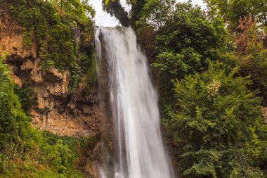 Yunanistan 'ın ünlü şelalelerinin muhteşem manzarası. Güzel doğa geçmişi. 