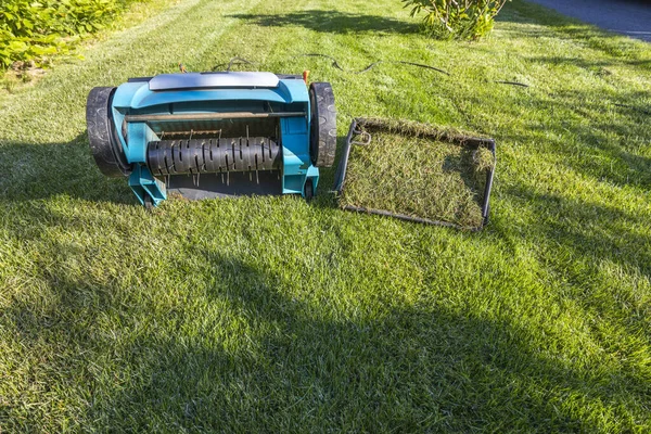 Elektrikli havalandırmalı ve biçilmiş çimlerle dolu bir yaz çimenliği manzarası. Bahçe makineleri konsepti. İsveç.