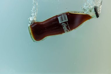 Coca Cola şişesinin suya düşüşünü yakından izle. İsveç. Uppsala. 08.01.2021